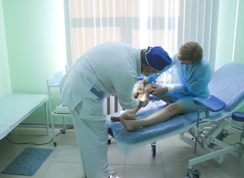 Chirurg před provedením operace vyšetří pacientovy žíly.